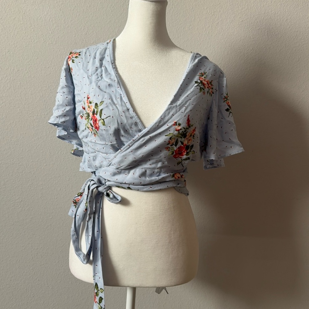 Forever 21 | Women’s Baby Blue Cropped Wrap Short Sleeve T-Shirt Size Medium